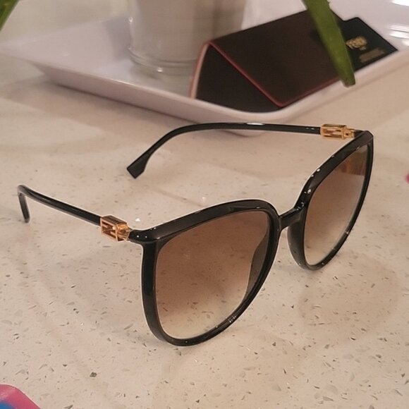 FENDI FF Logo Oversize Sunglasses - Picture 7 of 10